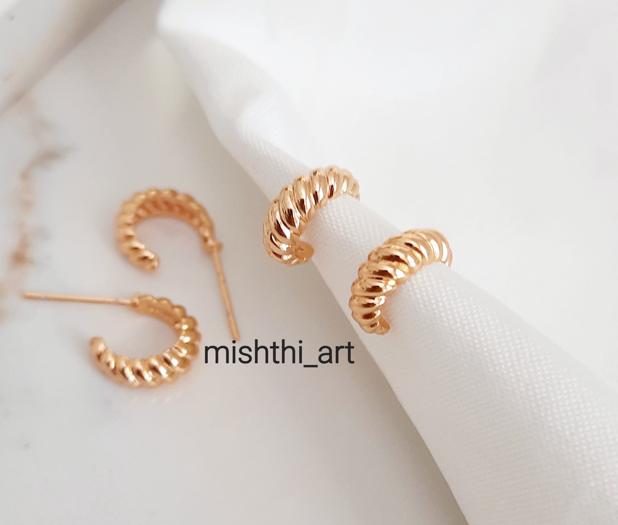 Lily Twist Hoops